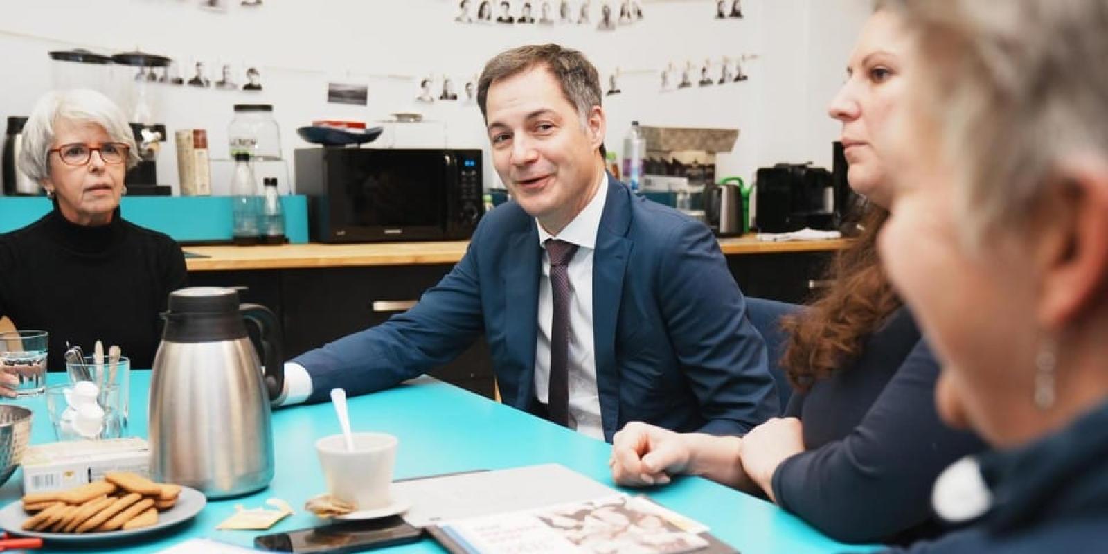 Eerste Minister De Croo komt op bezoek bij TEJO: “Als zoveel jongeren zich niet goed in hun vel voelen, is er iets fundamenteels aan de hand”