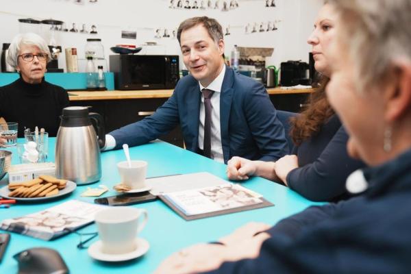 Eerste Minister De Croo komt op bezoek bij TEJO: “Als zoveel jongeren zich niet goed in hun vel voelen, is er iets fundamenteels aan de hand”