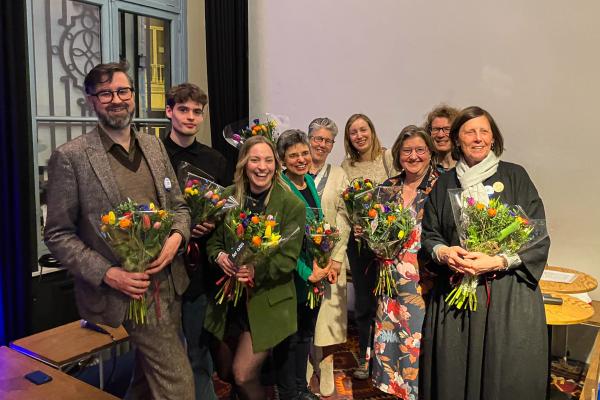 Al onze sprekers kregen na afloop een boeketje bloemen en lachten mooi voor een groepsfoto.